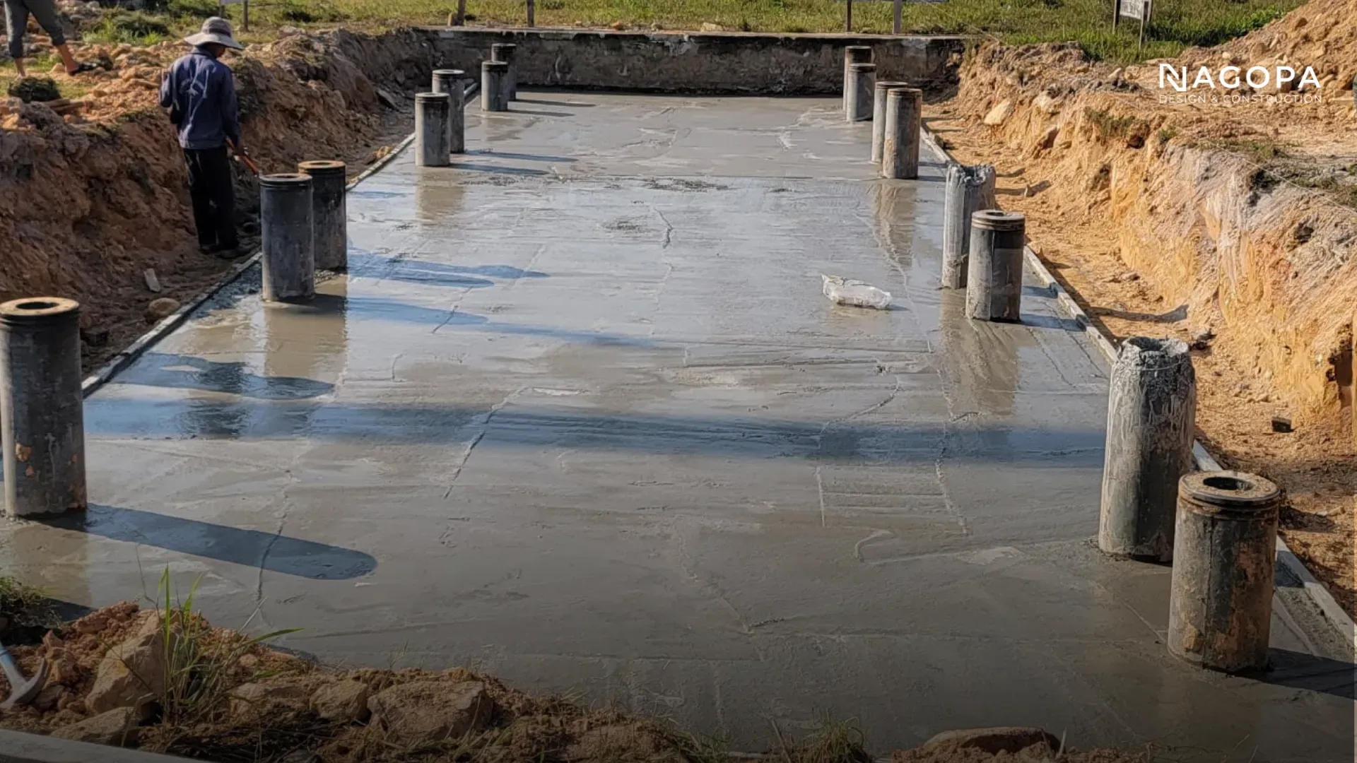 Máy ép cọc hoạt động trên nền đất pha cát, truyền tải trọng xuống lớp đất tốt hơn